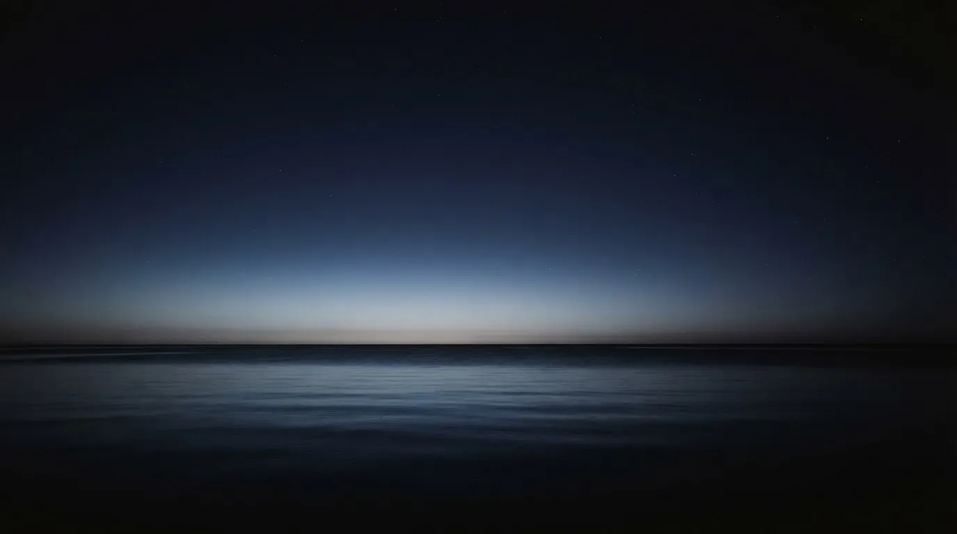 O mar à noite, sob o céu escuro